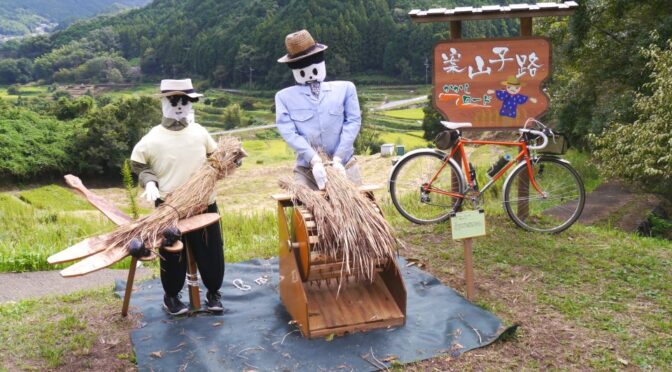 案山子コンテストと彼岸花